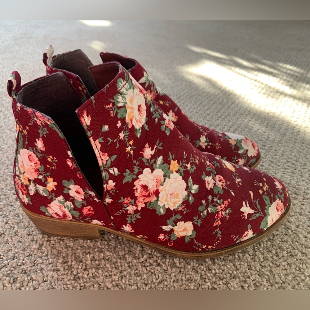 JC Floral print Ankle Bootie. US Women's size 8 1/2.